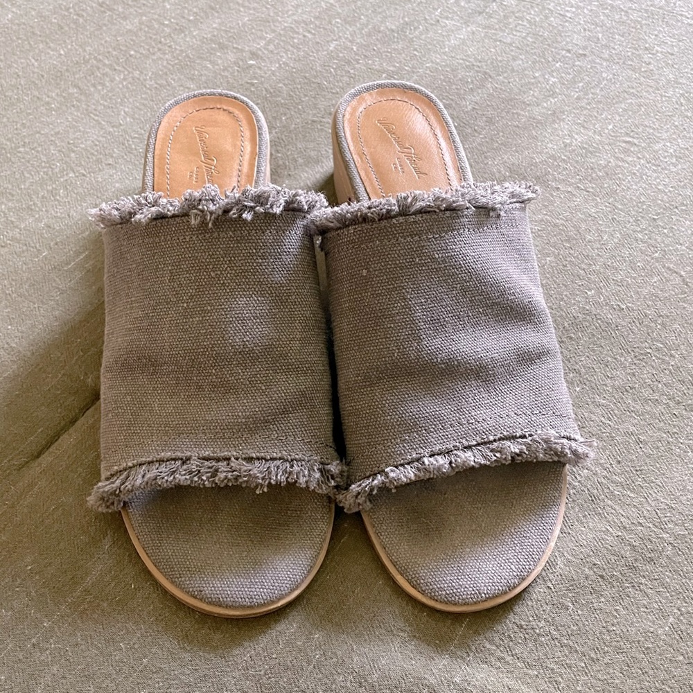 Universal Thread Sandals